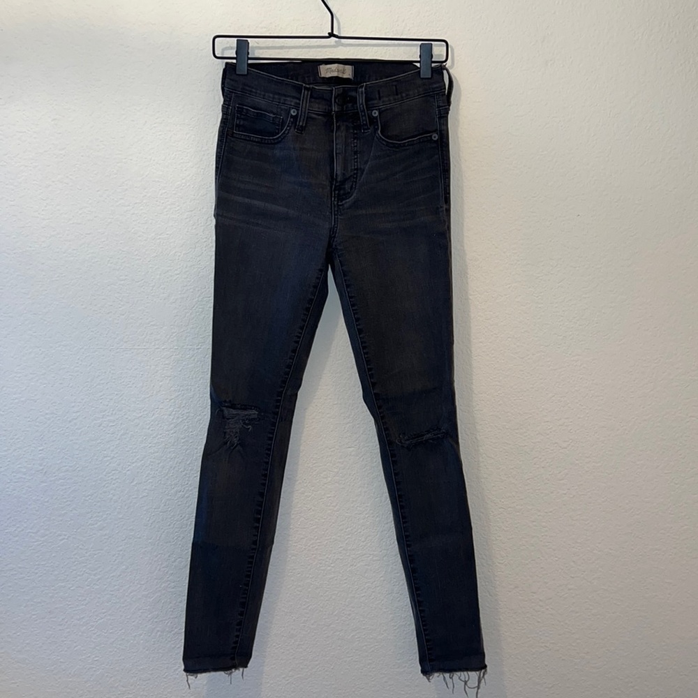 Madewell 9” High Rise Skinny distressed jeans in black - size 26T